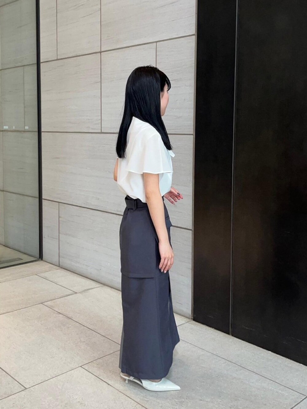 ホワイト系のシャツ/ブラウス、グレー系のスカートを着用したレディースの春コーディネートの4枚目の写真