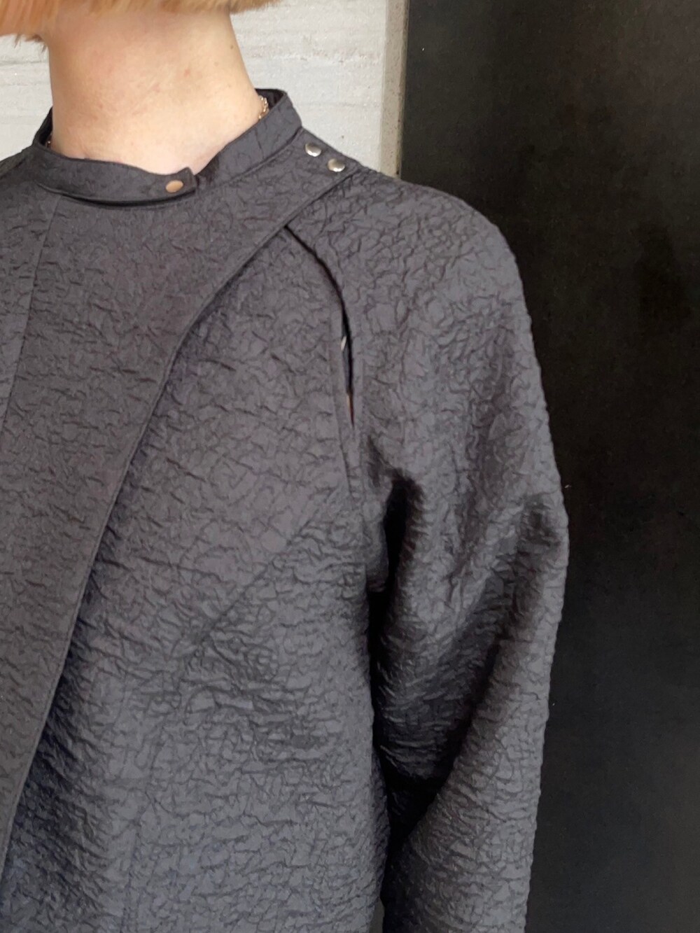 ブラック系のシャツ/ブラウスを着用したレディースの春コーディネートの7枚目の写真