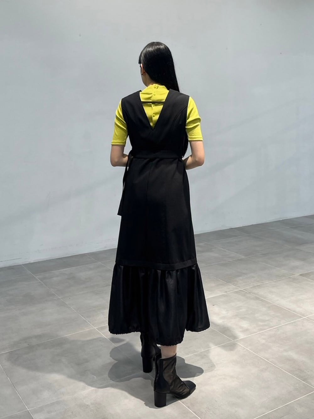 ブラック系のワンピース、グリーン系のTシャツ/カットソーを着用したレディースの秋コーディネートの3枚目の写真