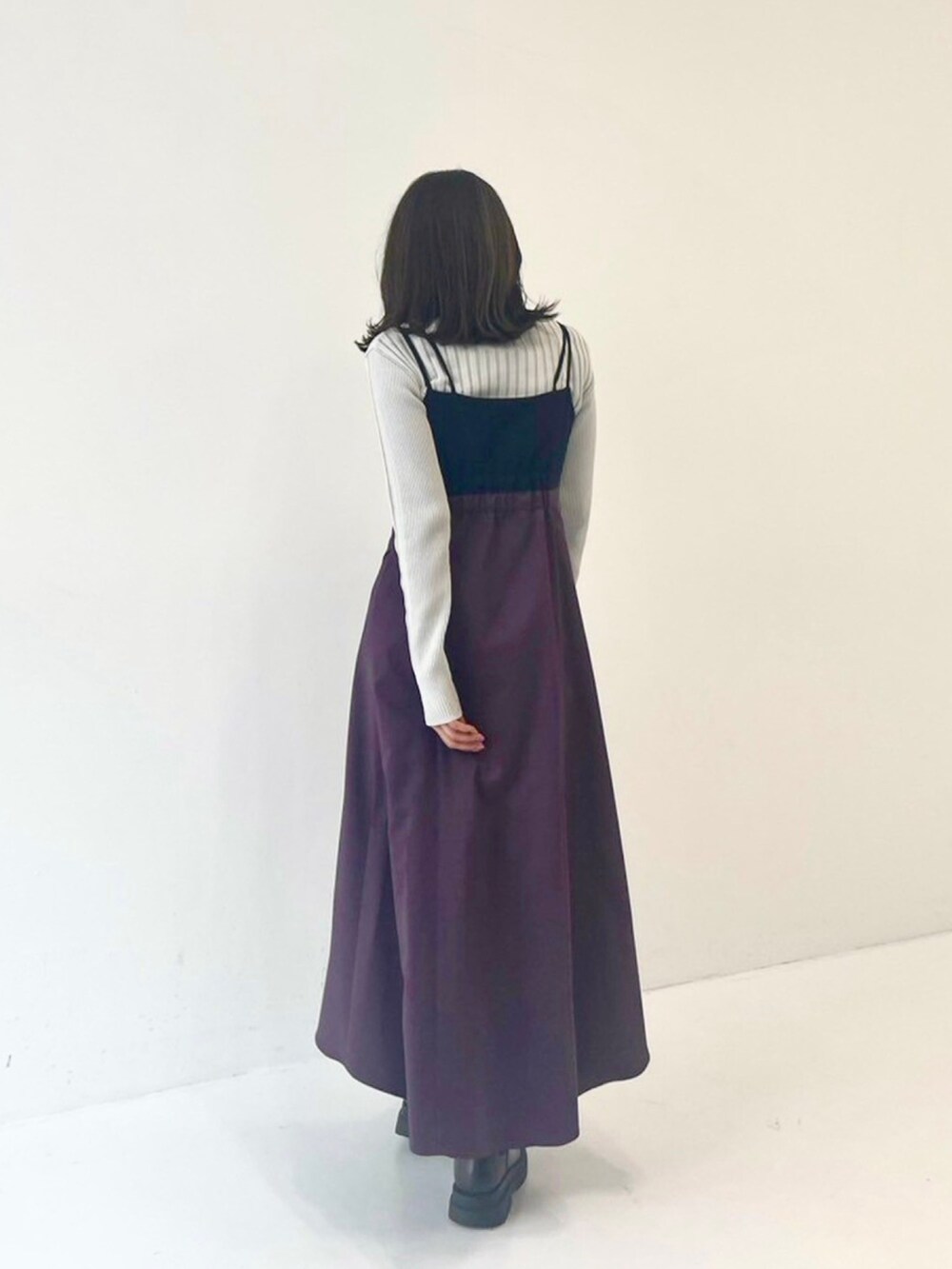 パープル系のワンピースを着用したレディースの秋コーディネートの3枚目の写真