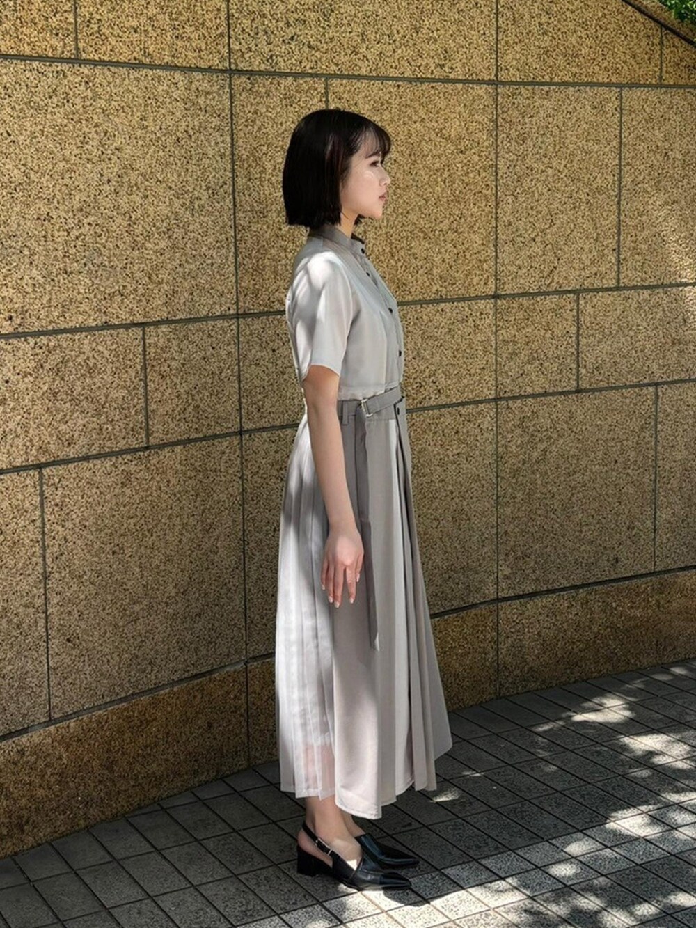 ホワイト系のシャツワンピースを着用したレディースの春コーディネートの4枚目の写真