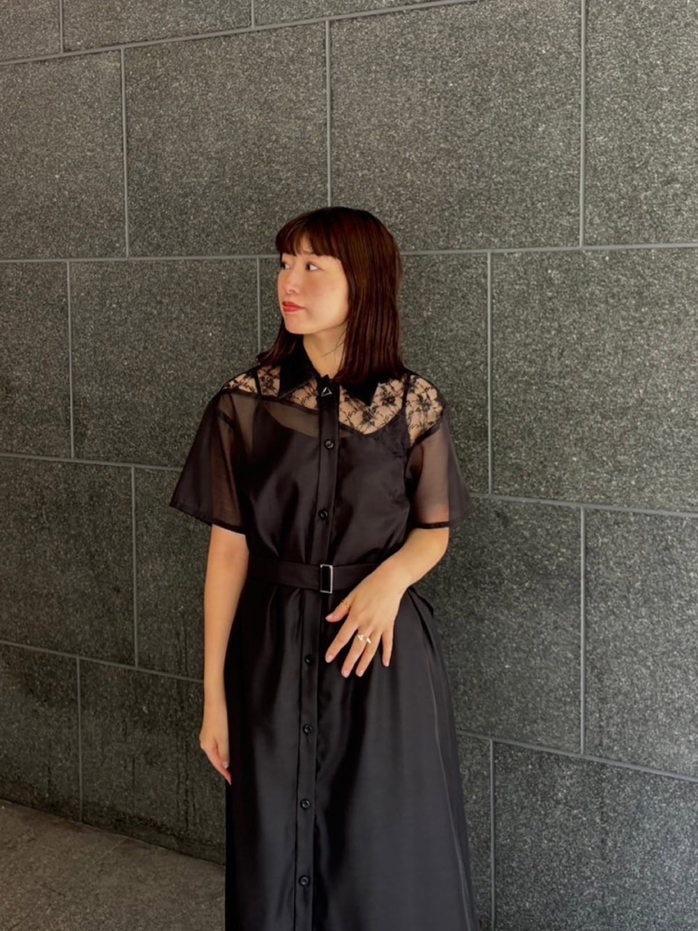 ブラック系のシャツワンピースを着用したレディースの夏コーディネートの3枚目の写真