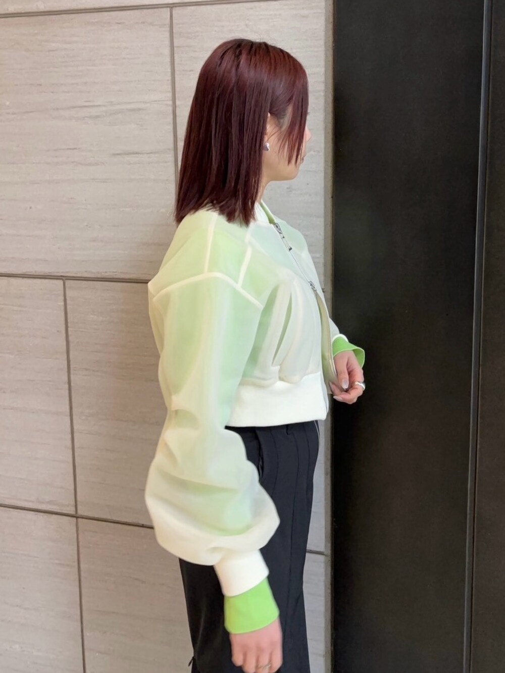 ベージュ系のブルゾン、グリーン系のニット/セーター、ブラック系のその他パンツを着用したレディースの春コーディネートの7枚目の写真