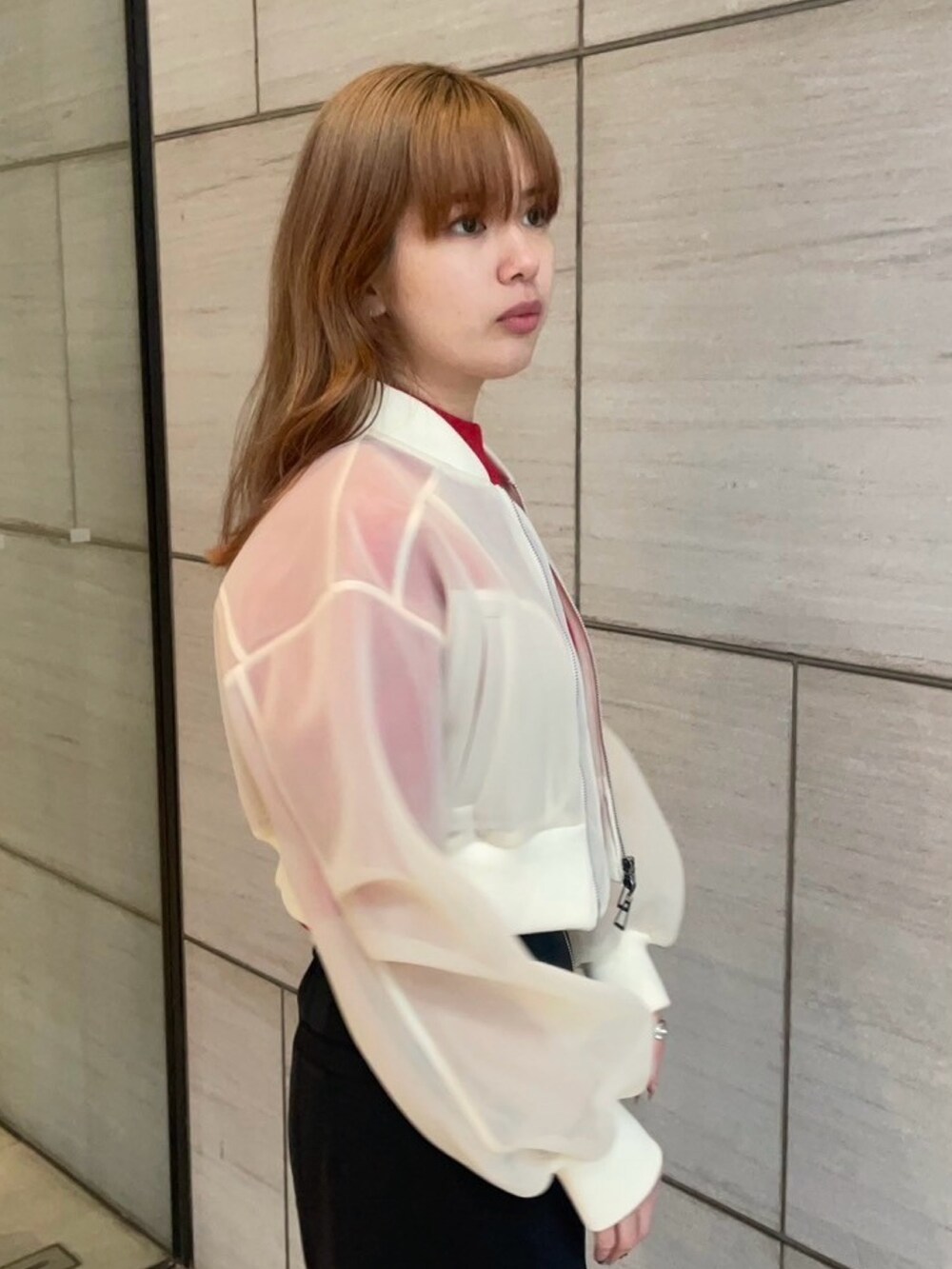 ベージュ系のブルゾンを着用したレディースの春コーディネートの5枚目の写真