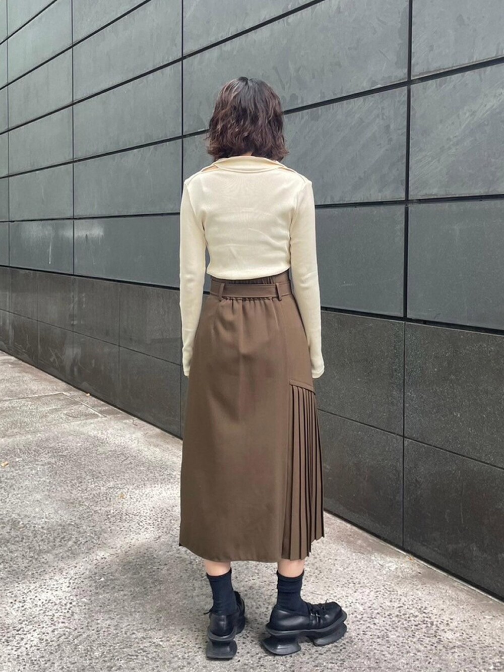 ホワイト系のTシャツ/カットソー、ブラウン系のスカートを着用したレディースの秋コーディネートの3枚目の写真