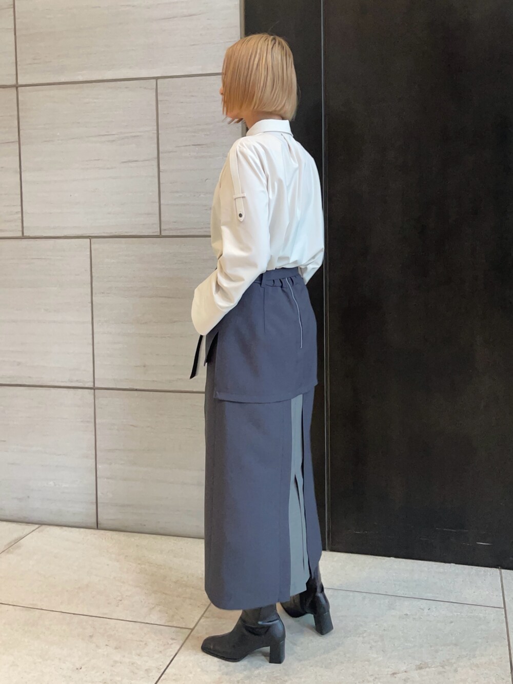 グレー系のスカート、ベージュ系のシャツ/ブラウスを着用したレディースの春コーディネートの2枚目の写真