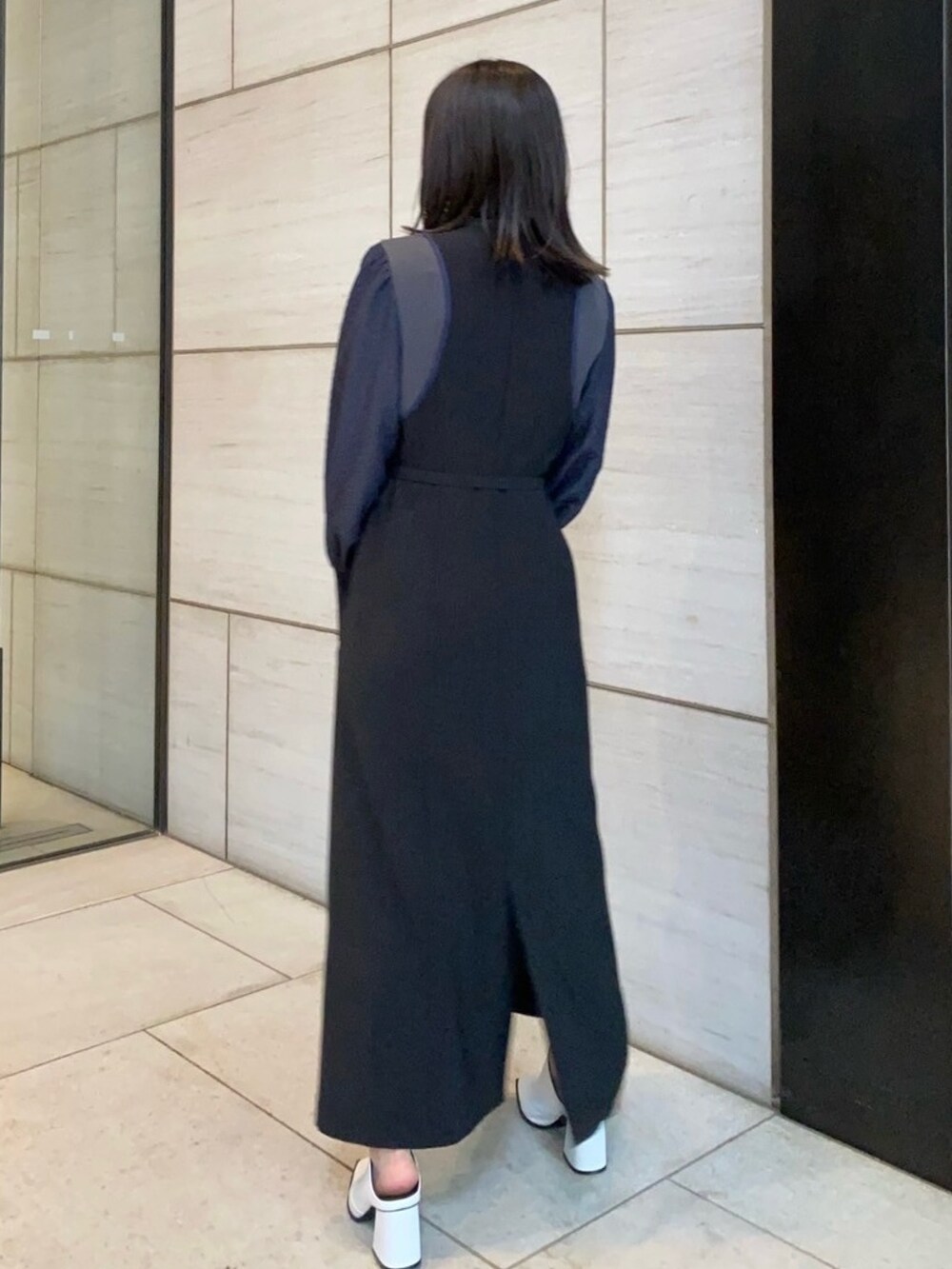 ブラック系のワンピースを着用したレディースの春コーディネートの3枚目の写真