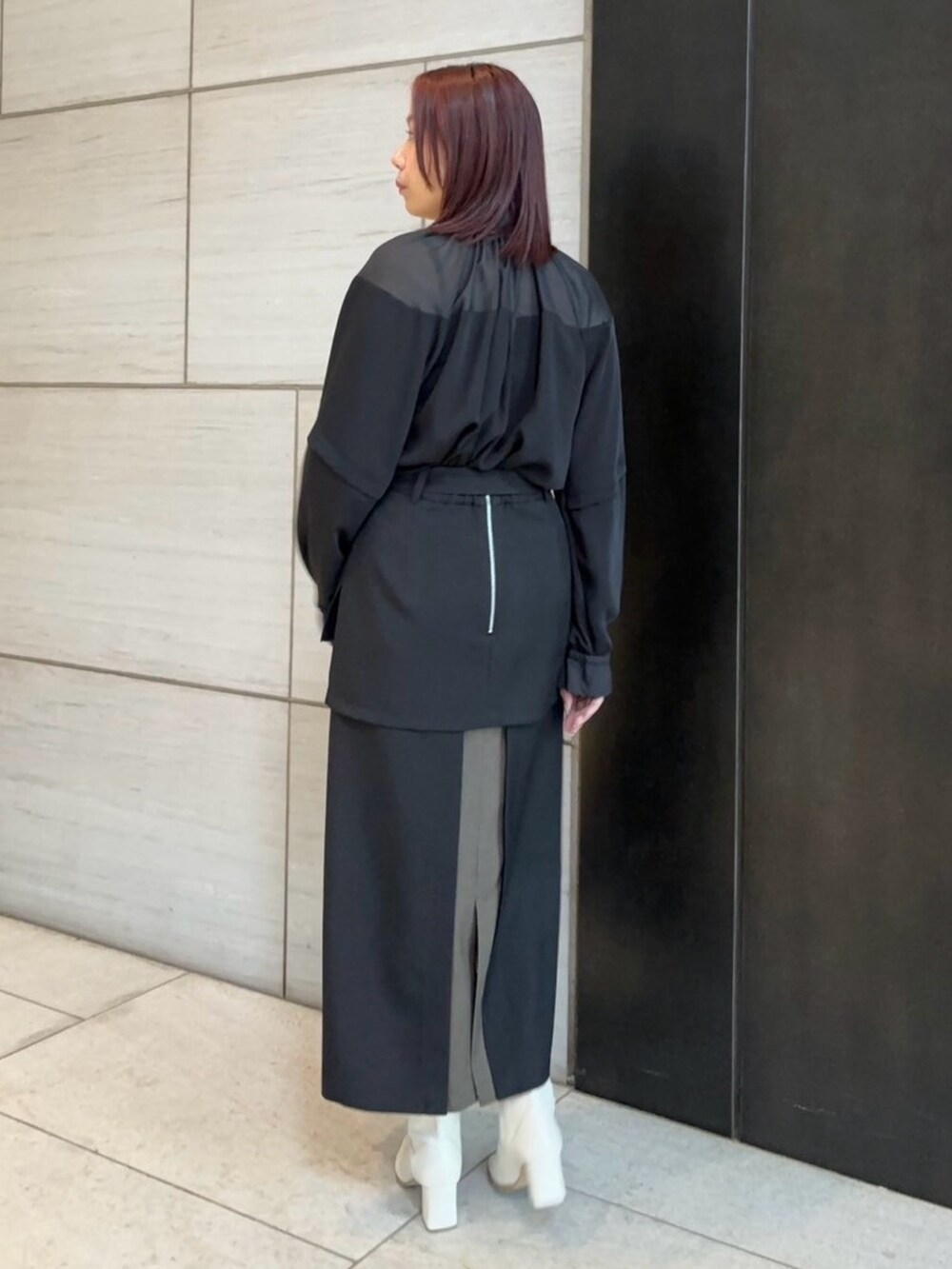 ブラック系のシャツ/ブラウス、ブラック系のスカートを着用したレディースの春コーディネートの2枚目の写真