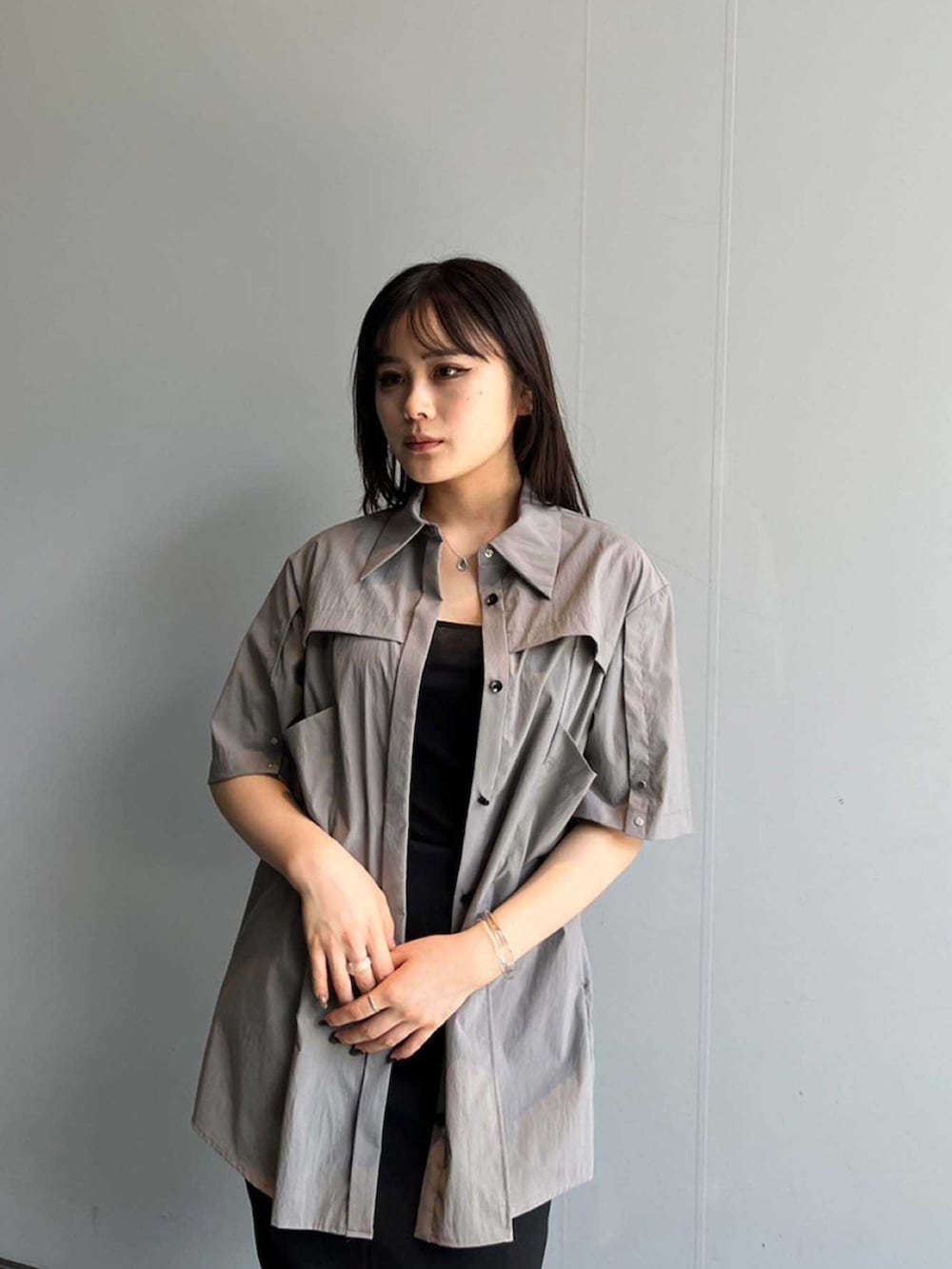 グレー系のシャツ/ブラウス、ブラック系のスカートを着用したレディースの夏コーディネートの4枚目の写真