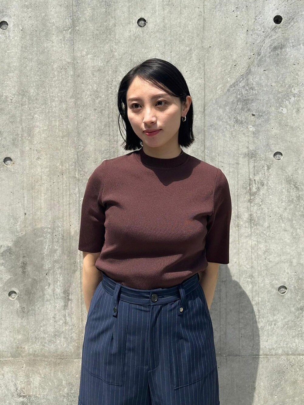 ブルー系のカーゴパンツを着用したレディースの春コーディネートの5枚目の写真