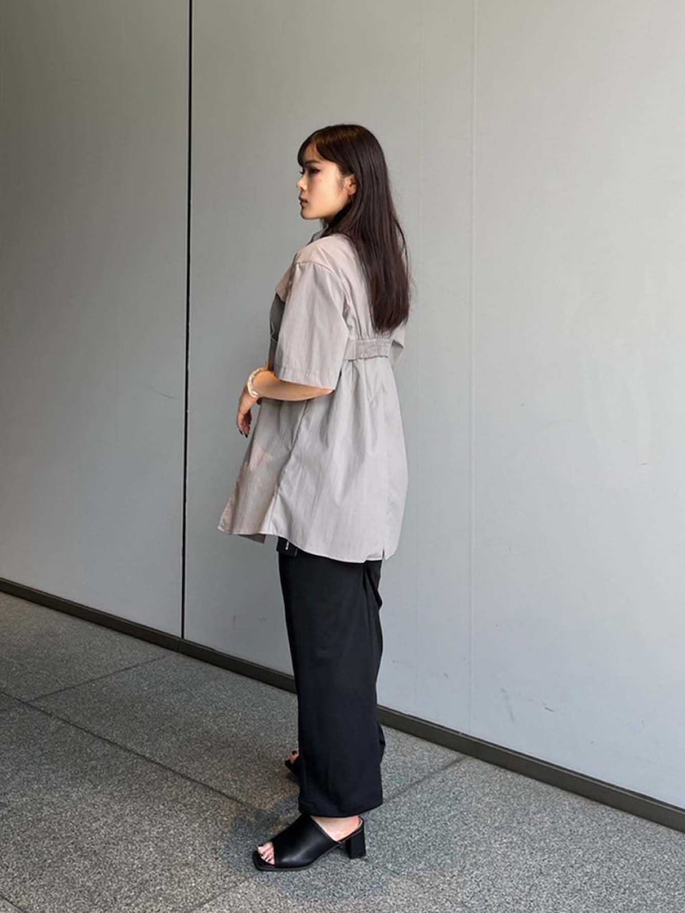 グレー系のシャツ/ブラウス、ブラック系のスカートを着用したレディースの夏コーディネートの2枚目の写真