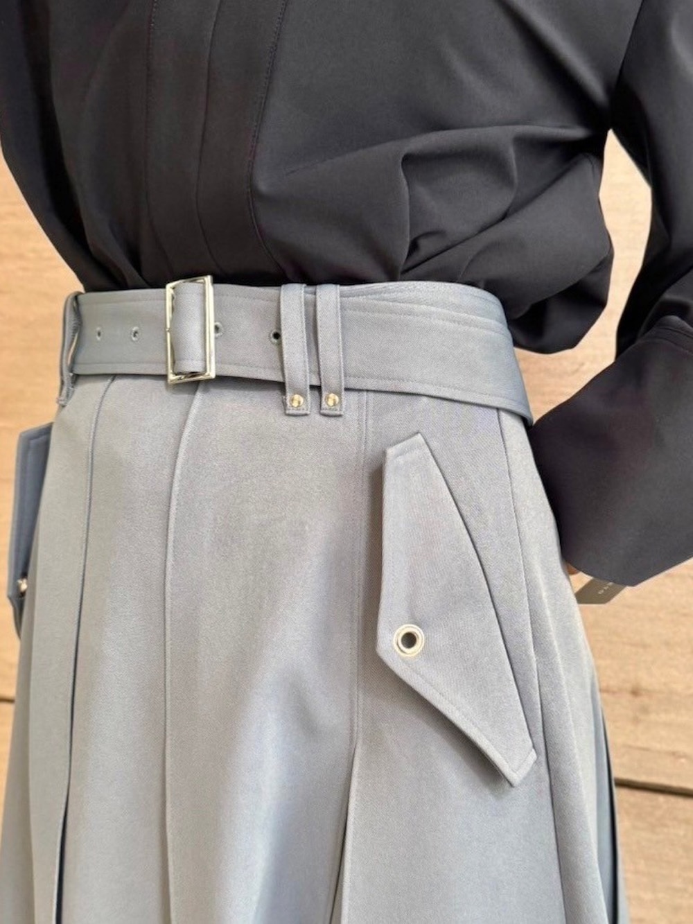 ブルー系のシャツ/ブラウス、ブルー系のスカートを着用したレディースの春コーディネートの9枚目の写真