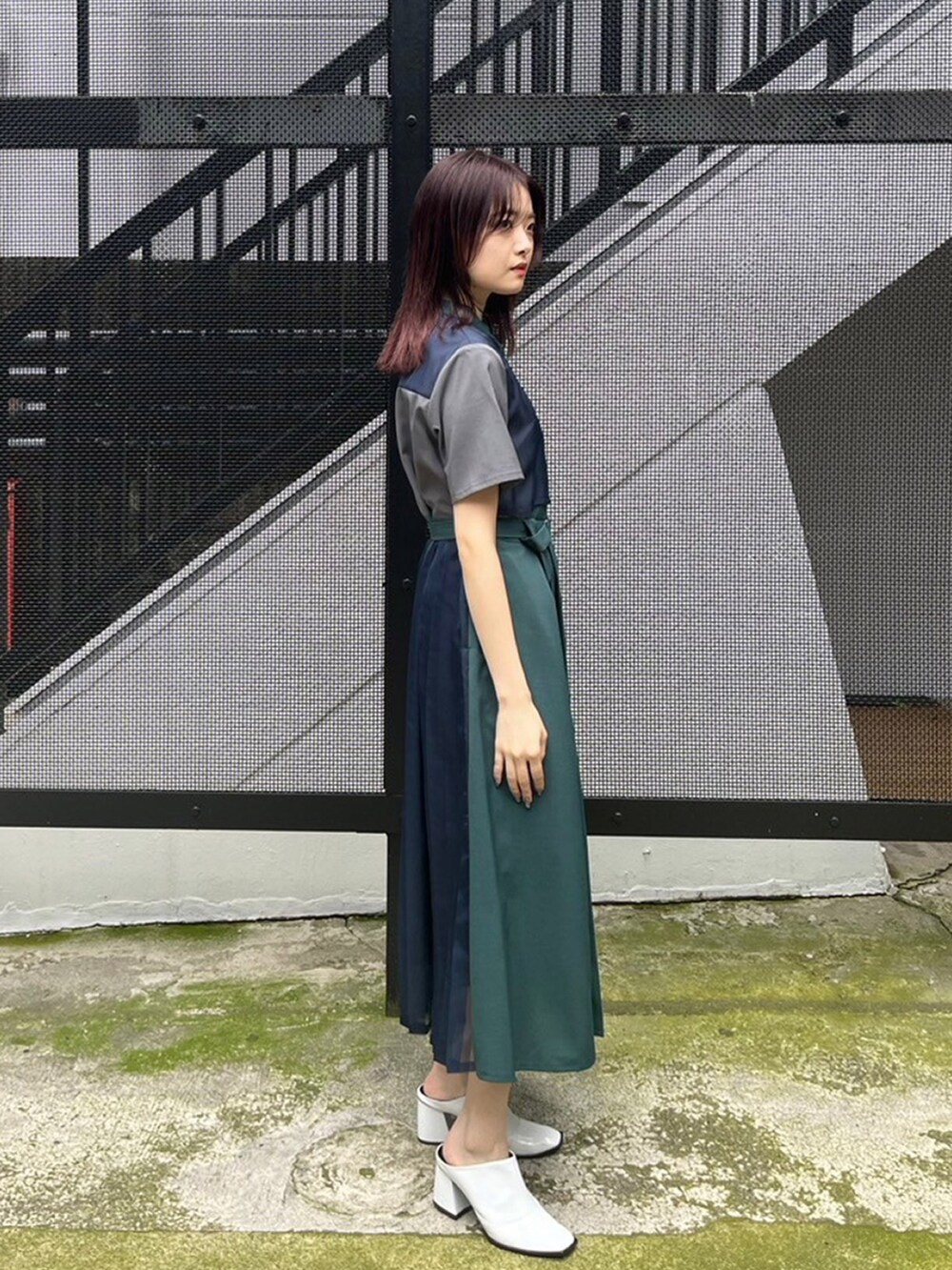 ブルー系のシャツワンピースを着用したレディースの春コーディネートの4枚目の写真