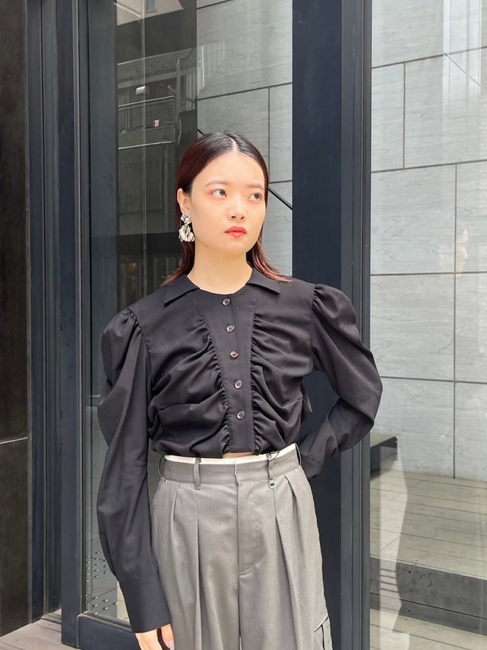 ブラック系のシャツ/ブラウス、グリーン系のその他パンツを着用したレディースの秋コーディネートの3枚目の写真