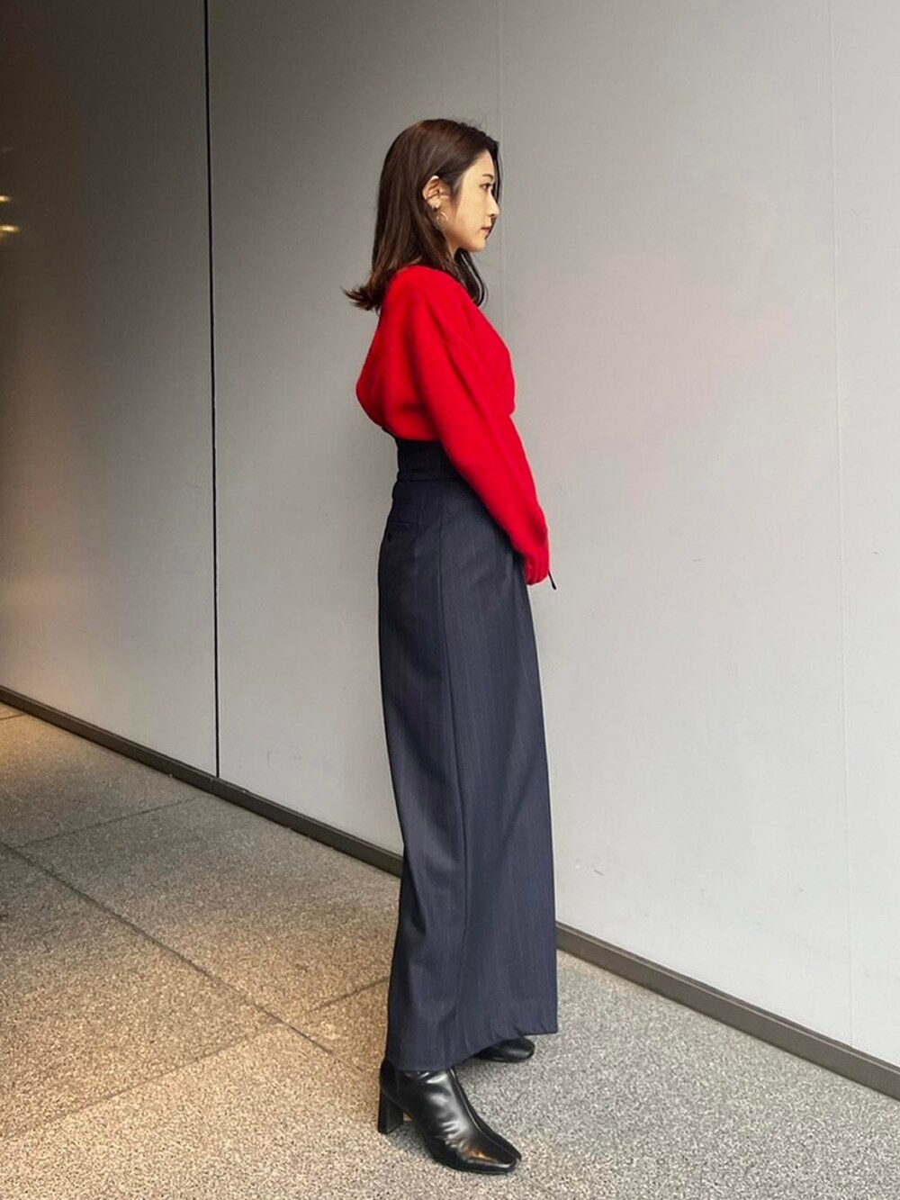 レッド系のニット/セーター、その他のその他パンツを着用したレディースの秋コーディネートの2枚目の写真