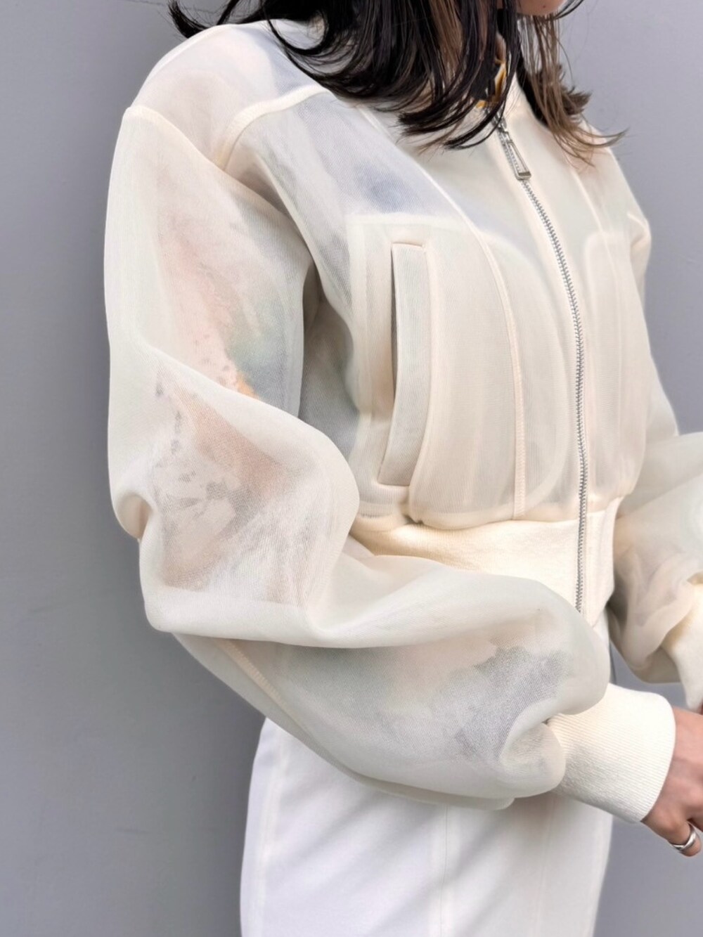 ベージュ系のブルゾンを着用したレディースの春コーディネートの10枚目の写真