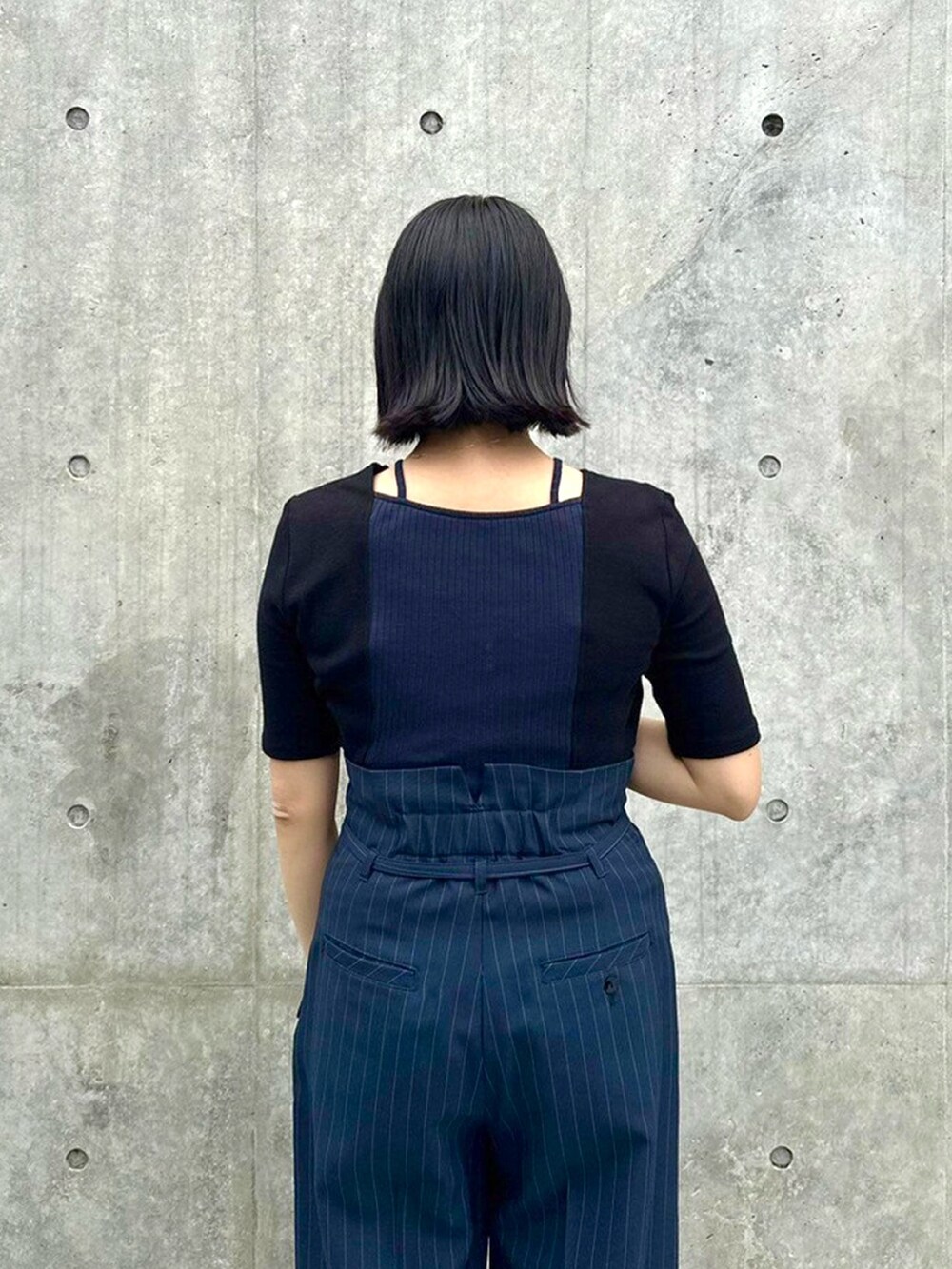 ブラック系のTシャツ/カットソー、その他のスラックスを着用したレディースの春コーディネートの6枚目の写真