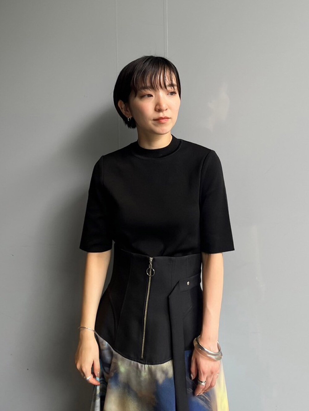 ブラック系のニット/セーター、その他のスカートを着用したレディースの夏コーディネートの3枚目の写真