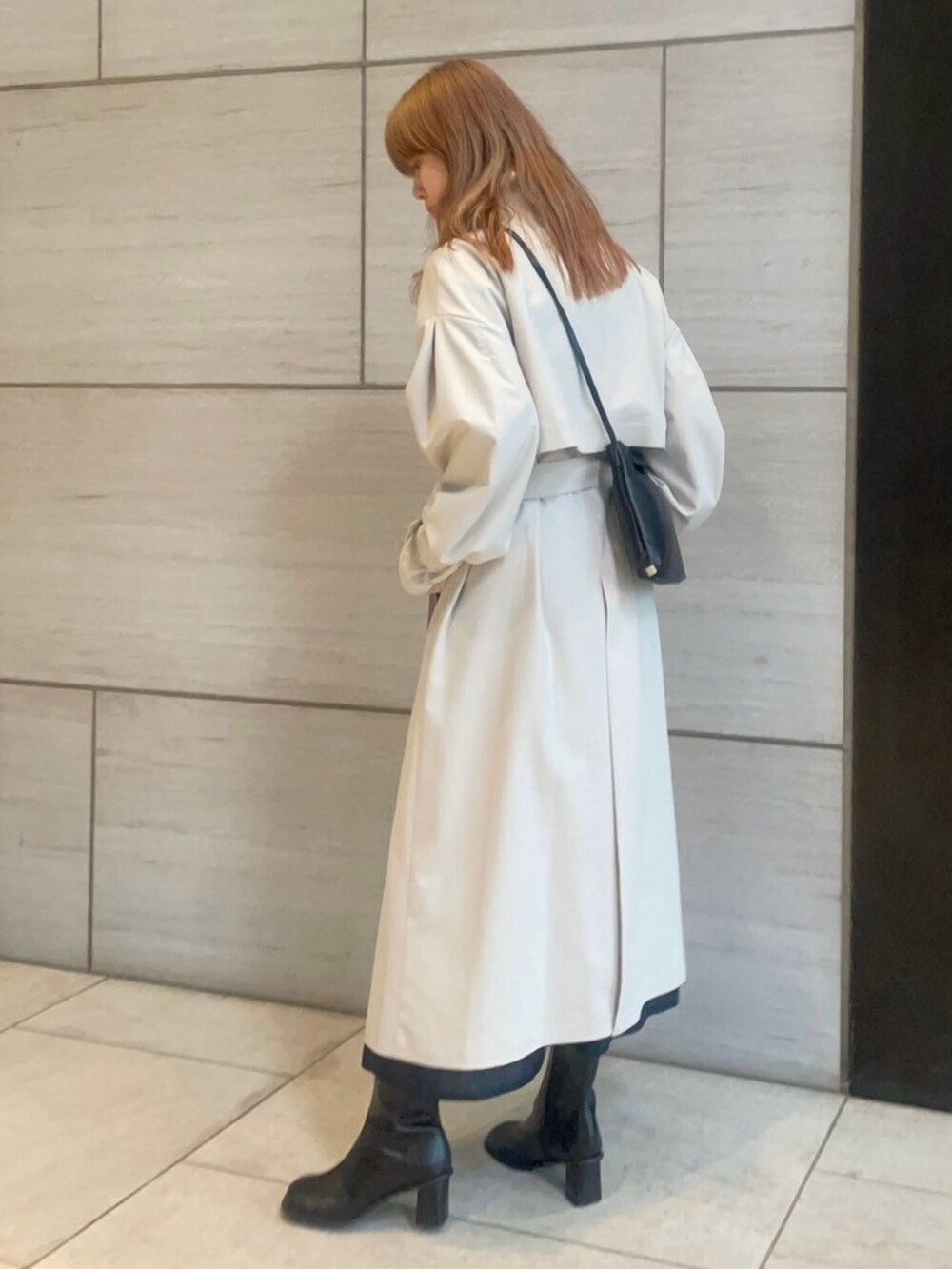 「UNITED TOKYOのスタンドカラーロングコート（トレンチコート、ベージュ系）」を使った、UNITED TOKYO STAFFさん（レディース・164cm）の春コーディネートの2枚目の写真