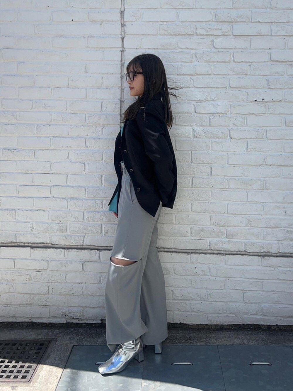 ブラック系のテーラードジャケットを着用したレディースの春コーディネートの2枚目の写真