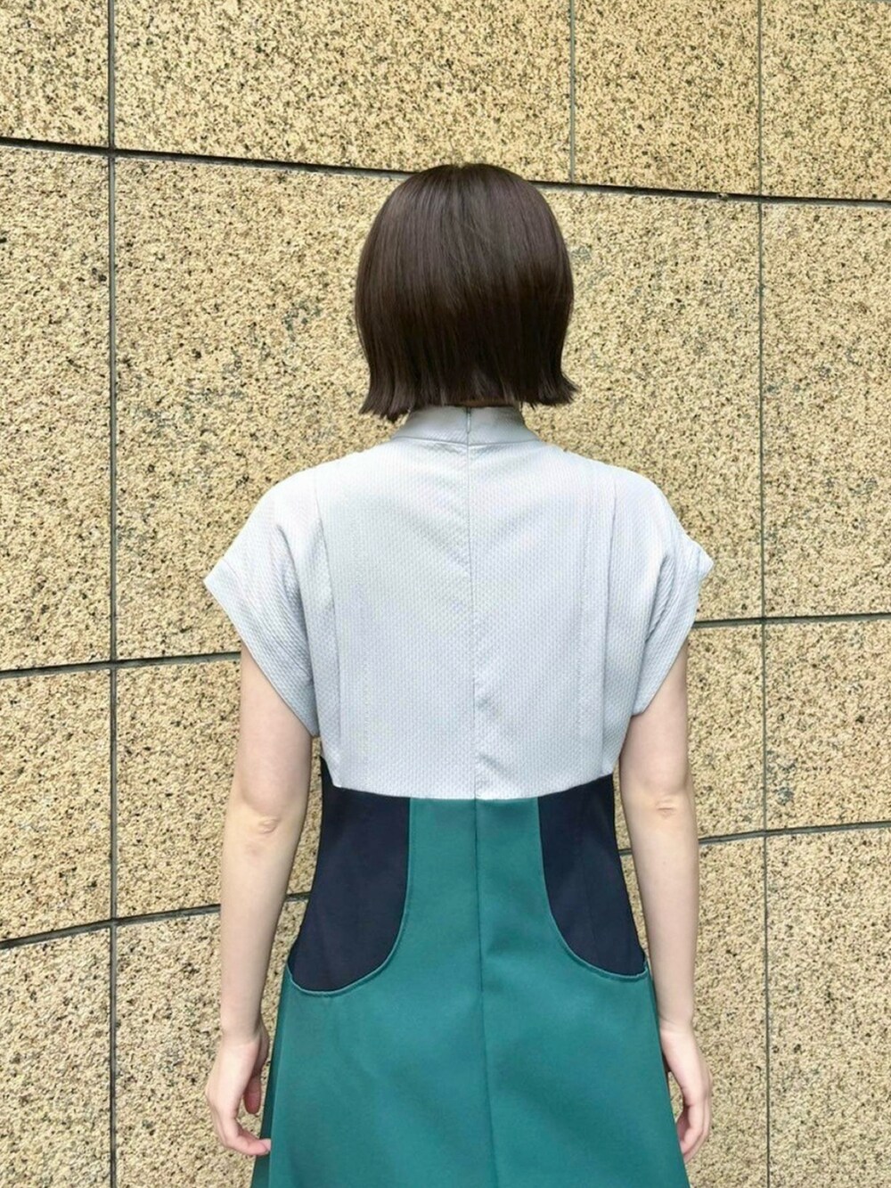 グリーン系のワンピースを着用したレディースの春コーディネートの6枚目の写真