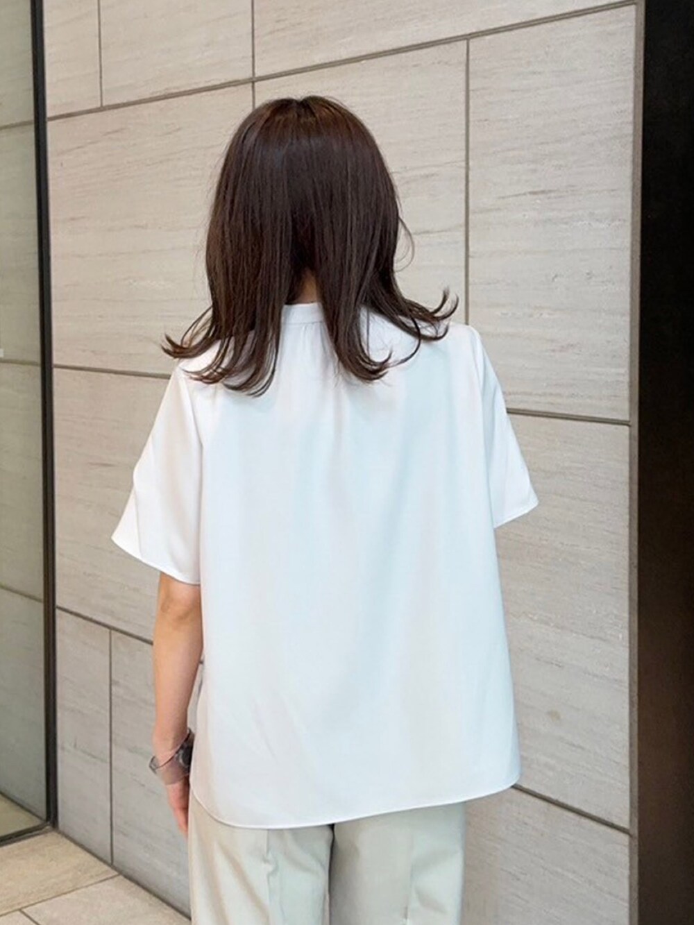 ベージュ系のシャツ/ブラウスを着用したレディースの春コーディネートの8枚目の写真