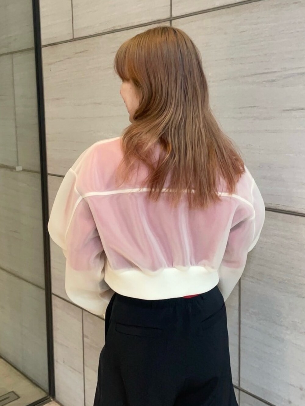 ベージュ系のブルゾンを着用したレディースの春コーディネートの6枚目の写真