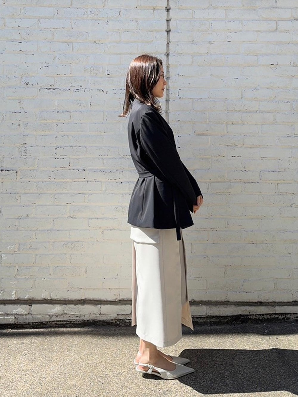 ブラック系のセットアップを着用したレディースの春コーディネートの4枚目の写真