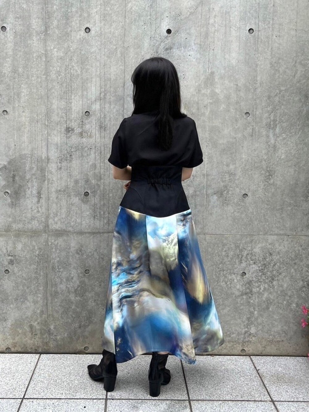 ブラック系のシャツ/ブラウス、その他のスカートを着用したレディースの春コーディネートの2枚目の写真