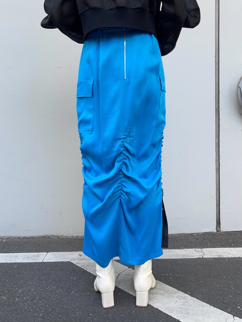 グレー系のTシャツ/カットソー、ブルー系のスカートを着用したレディースの春コーディネートの8枚目の写真