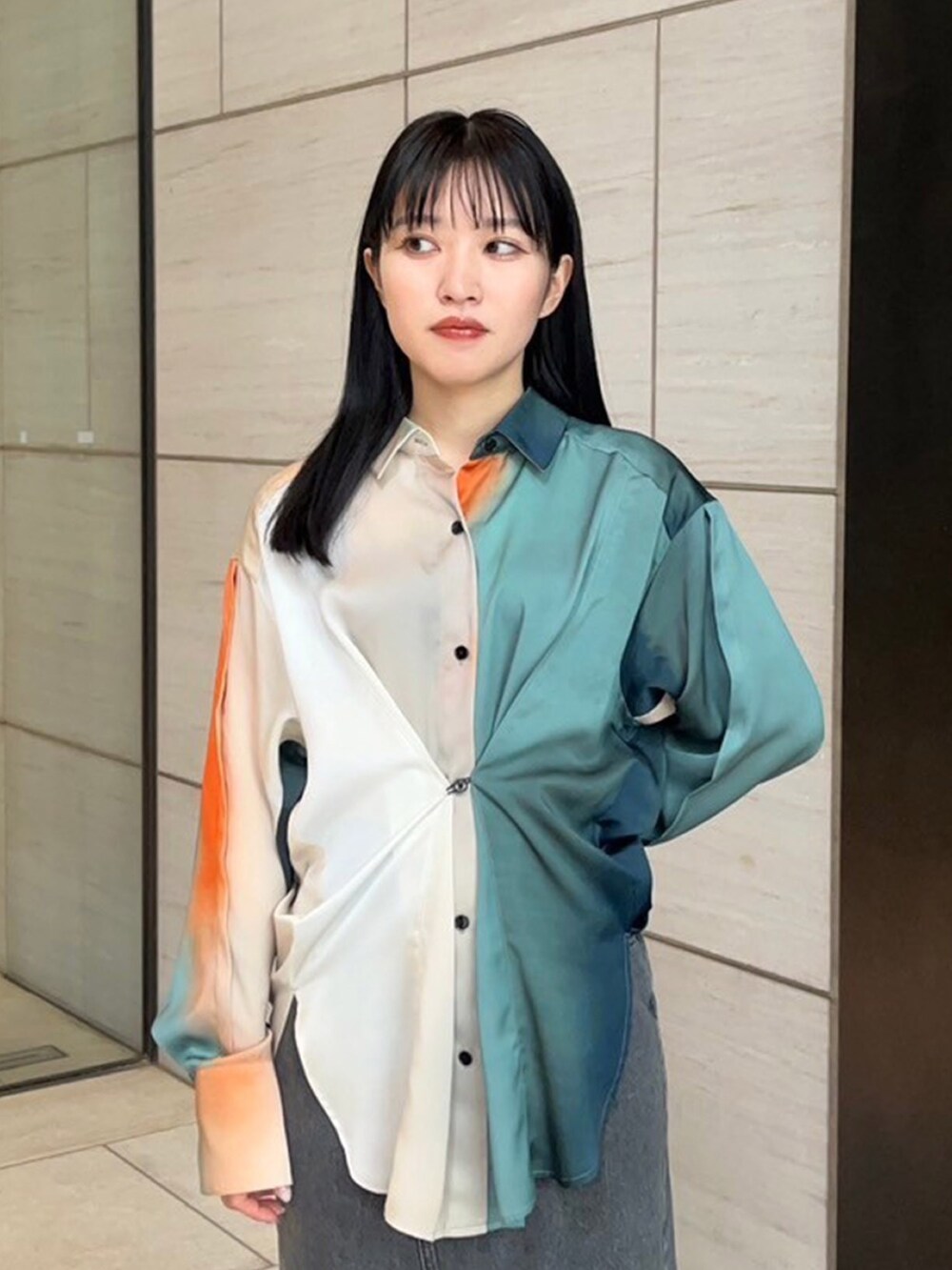 グリーン系のシャツ/ブラウス、ブラック系のデニムスカートを着用したレディースの春コーディネートの7枚目の写真