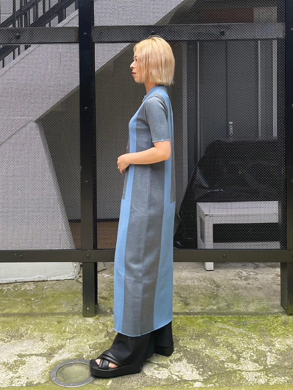 ブルー系のワンピース、ブラック系のその他パンツを着用したレディースの夏コーディネートの2枚目の写真
