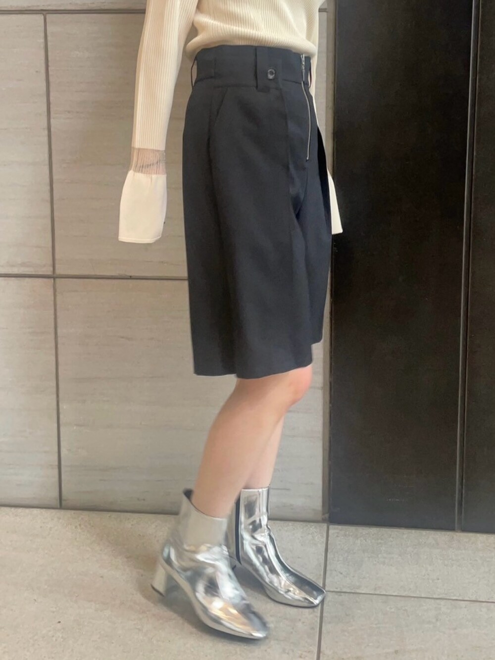 ブラック系のその他パンツ、ベージュ系のニット/セーターを着用したレディースの春コーディネートの8枚目の写真