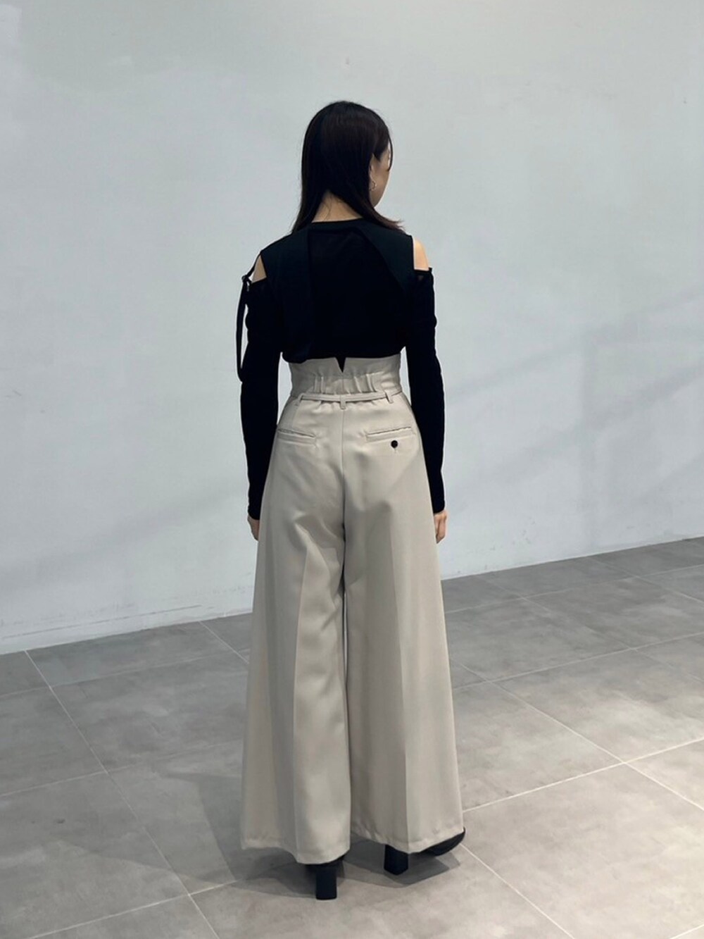 ブラック系のTシャツ/カットソー、グレー系のスラックスを着用したレディースの秋コーディネートの3枚目の写真