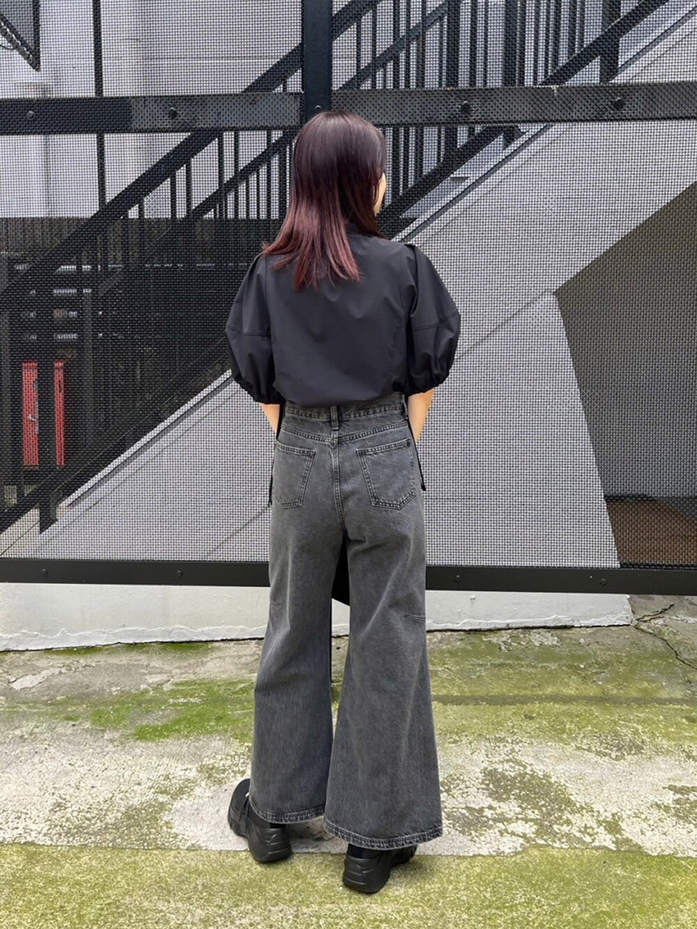 ブラック系のシャツ/ブラウス、ブラック系のデニムパンツを着用したレディースの春コーディネートの3枚目の写真