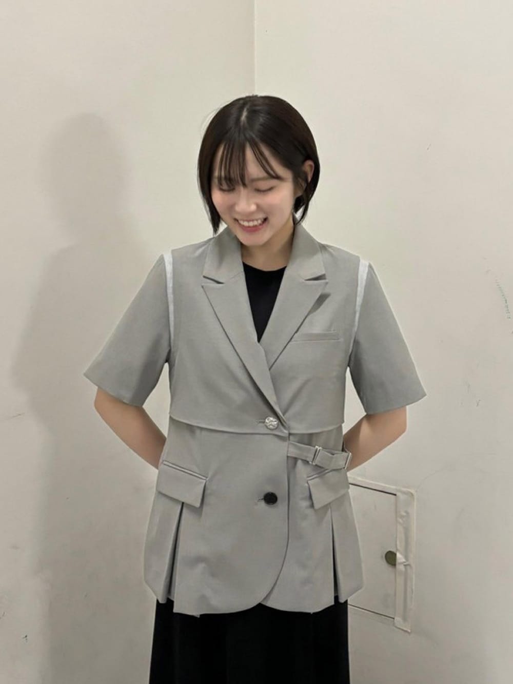「UNITED TOKYOのハーフスリーブレイヤードジャケット（テーラードジャケット、グレー系）」を使った、UNITED TOKYO STAFFさん（レディース・162cm）の春コーディネートの5枚目の写真
