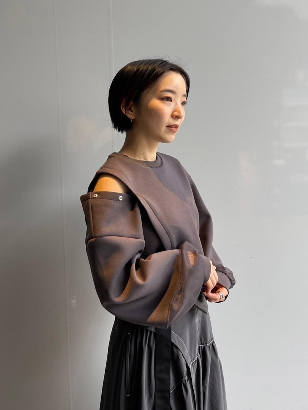 「UNITED TOKYOのシアードッキングデザイントップス（Tシャツ/カットソー、グレー系）」を使った、UNITED TOKYO STAFFさん（レディース・150cm）の秋コーディネートの5枚目の写真
