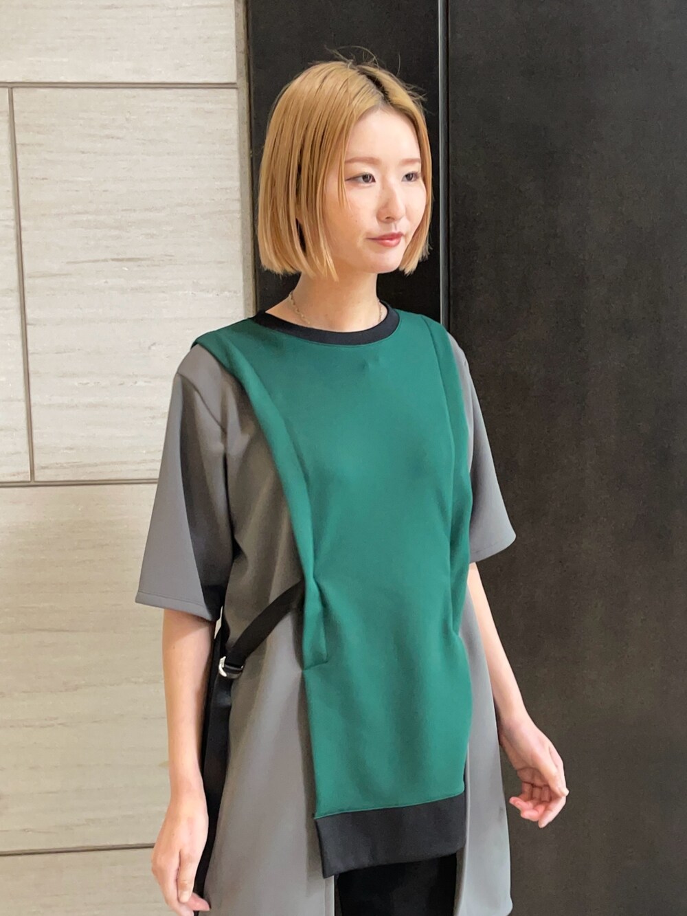 グリーン系のTシャツ/カットソーを着用したレディースの春コーディネートの4枚目の写真