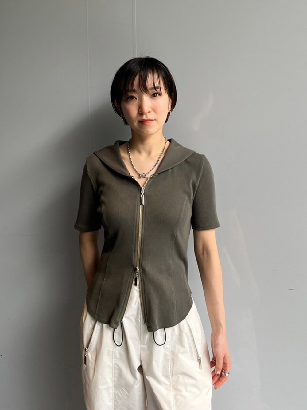グリーン系のTシャツ/カットソー、ホワイト系のその他パンツを着用したレディースの夏コーディネートの3枚目の写真