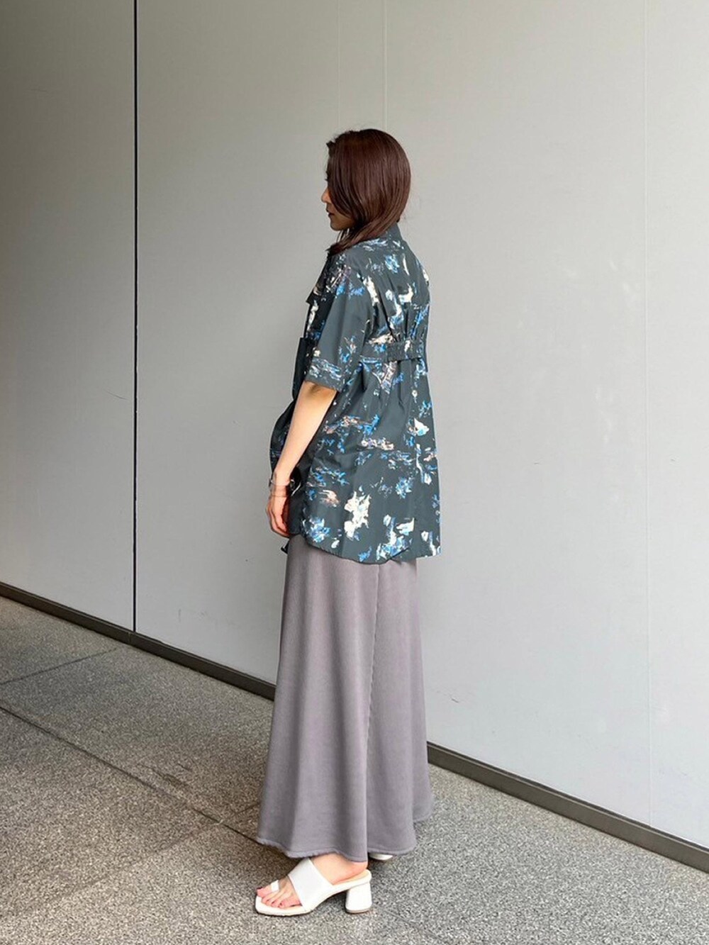 その他のシャツ/ブラウス、グレー系のワンピースを着用したレディースの夏コーディネートの3枚目の写真