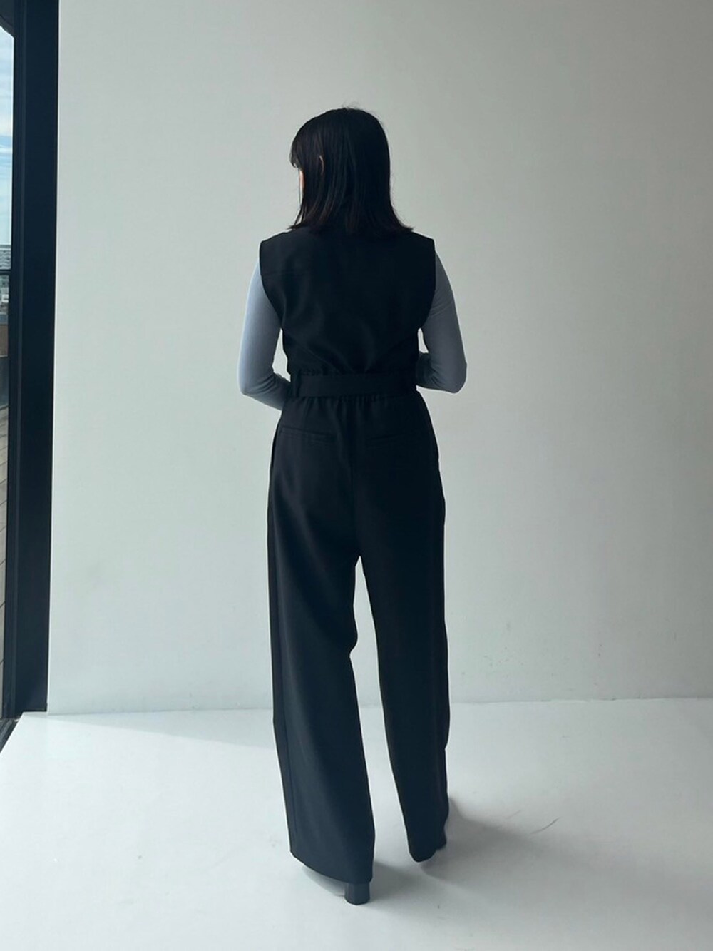 ブラック系のつなぎ/オールインワン、ブルー系のTシャツ/カットソーを着用したレディースの秋コーディネートの3枚目の写真