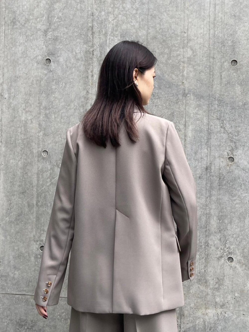 ベージュ系のテーラードジャケット、ベージュ系のその他パンツを着用したレディースの秋コーディネートの5枚目の写真