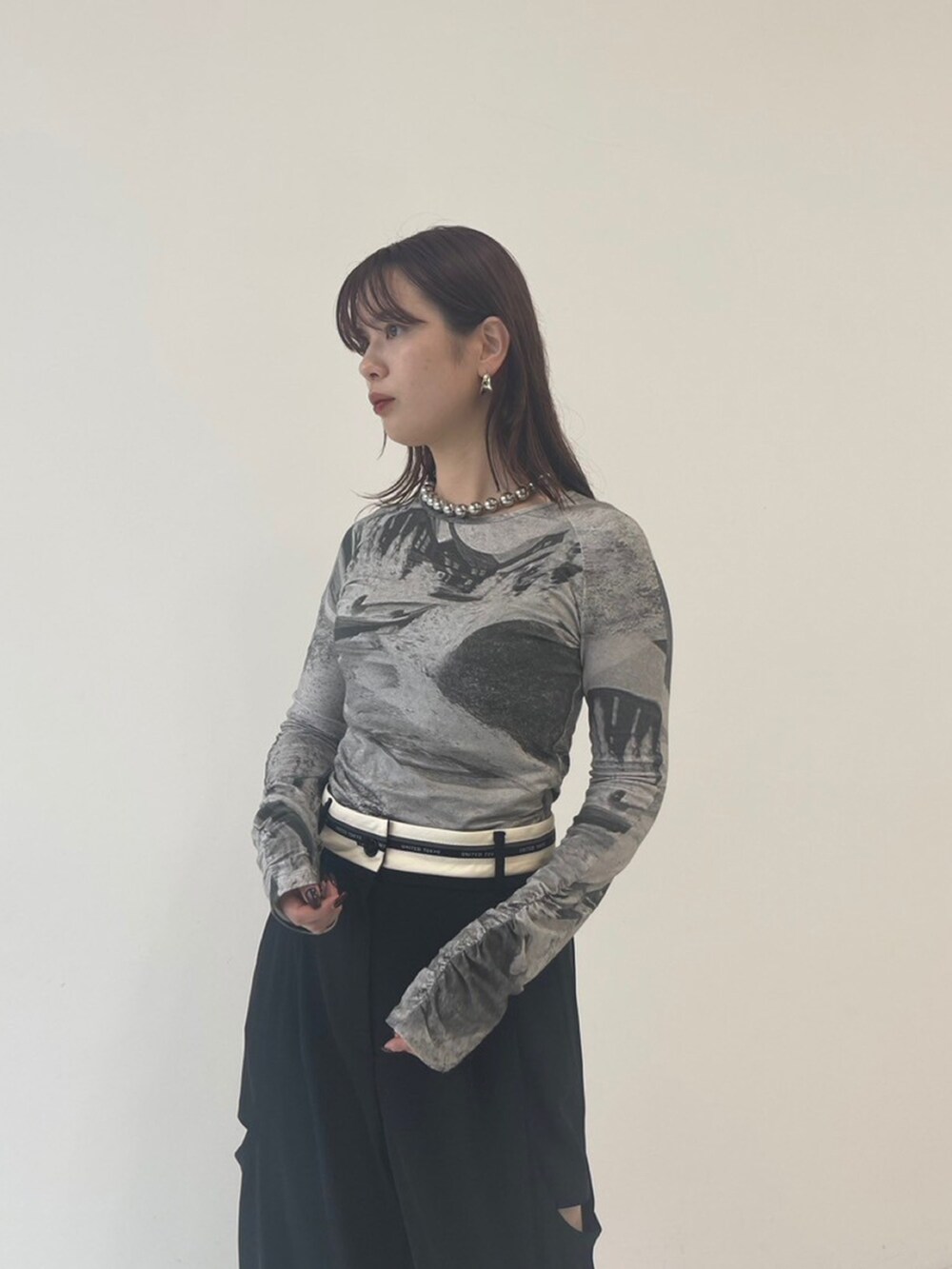 ブラック系のその他パンツを着用したレディースの秋コーディネートの4枚目の写真