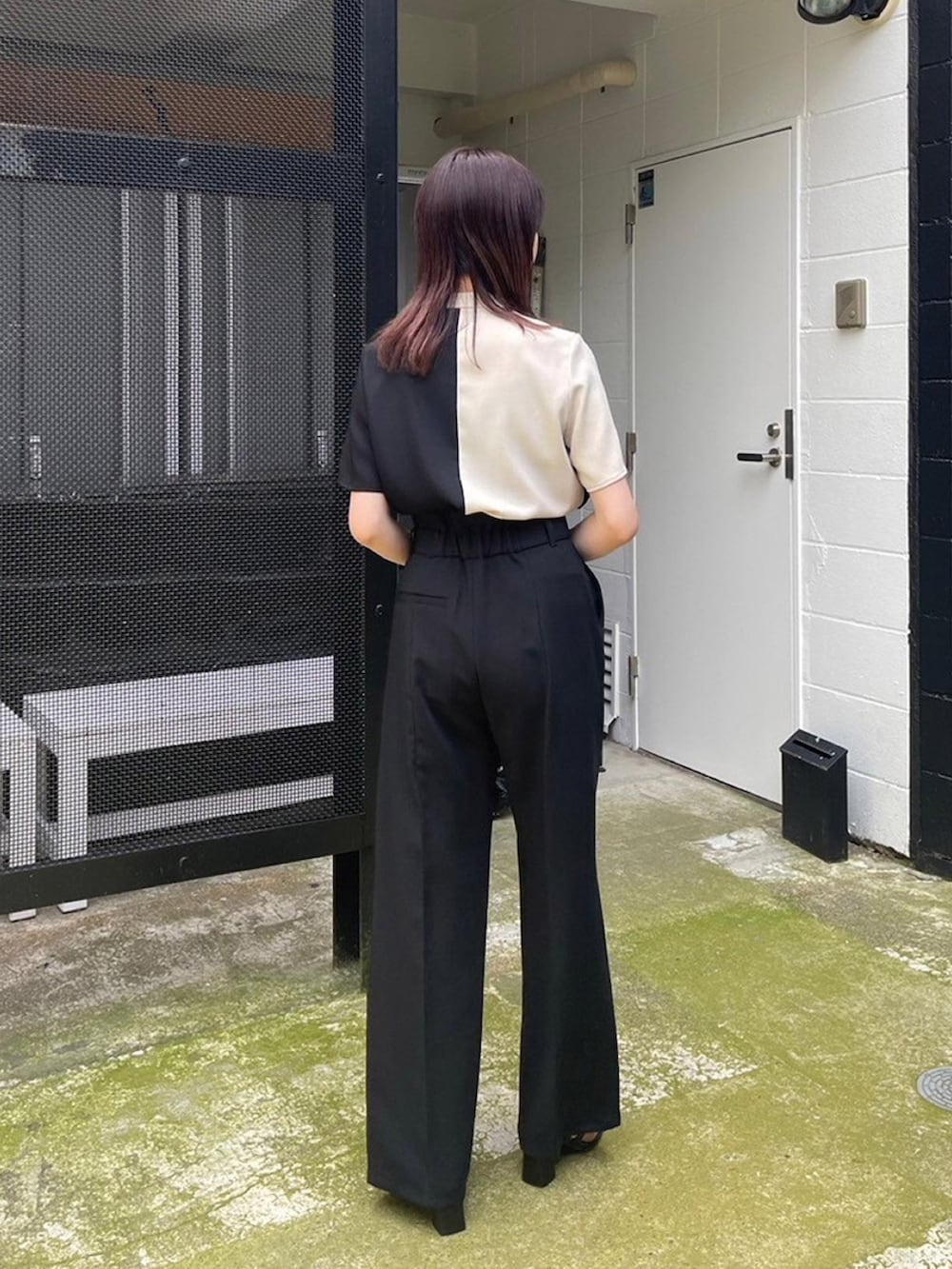 ブラック系のスラックス、ブラック系のテーラードジャケット、ベージュ系のシャツ/ブラウスを着用したレディースの春コーディネートの7枚目の写真