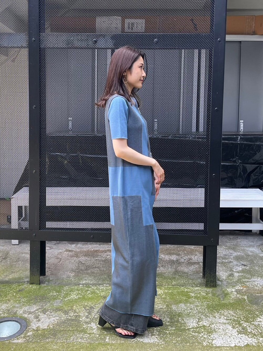 ブルー系のワンピース、ブラック系のデニムパンツを着用したレディースの夏コーディネートの2枚目の写真