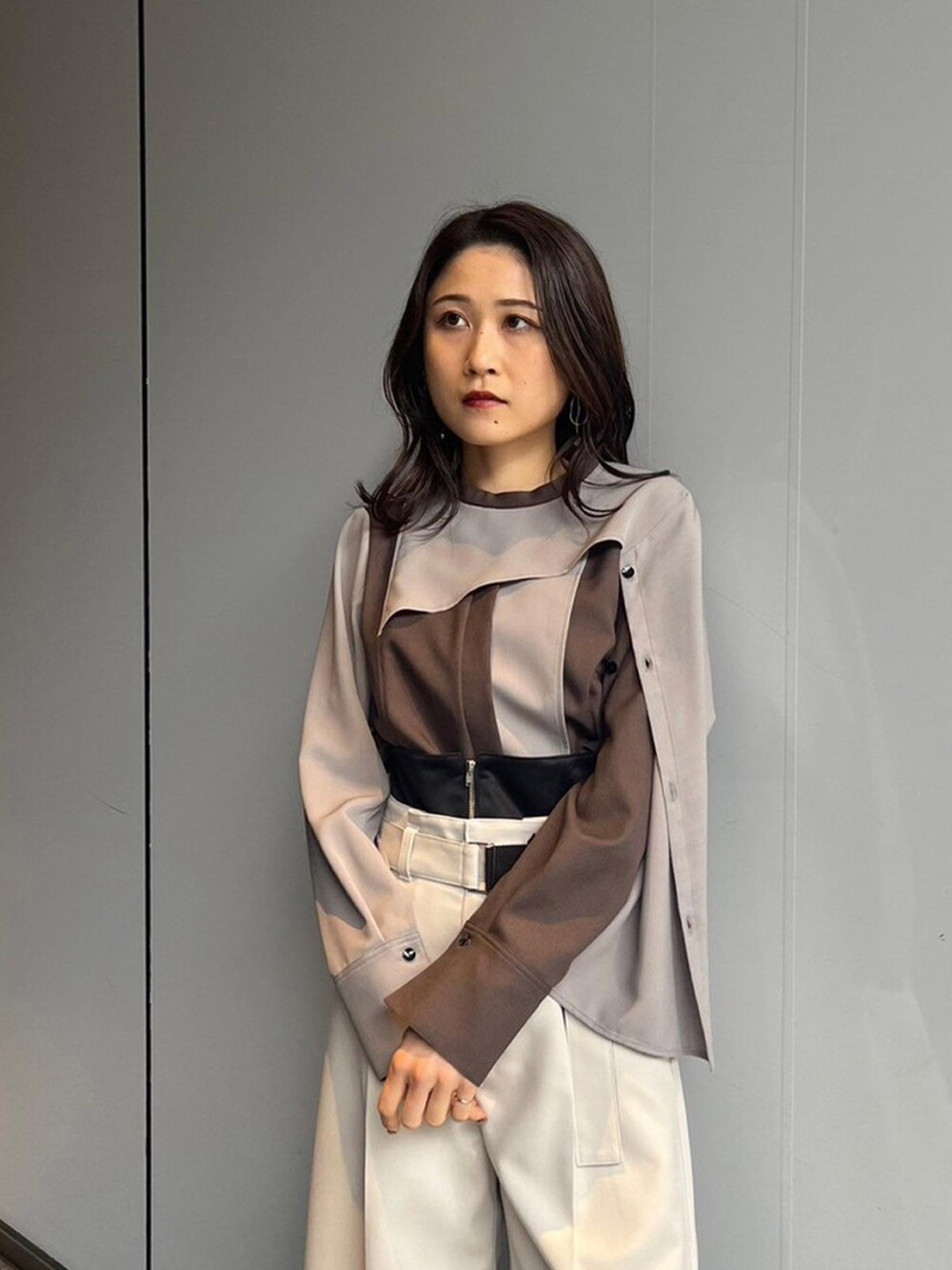 その他のシャツ/ブラウス、ベージュ系のその他パンツを着用したレディースの秋コーディネートの5枚目の写真