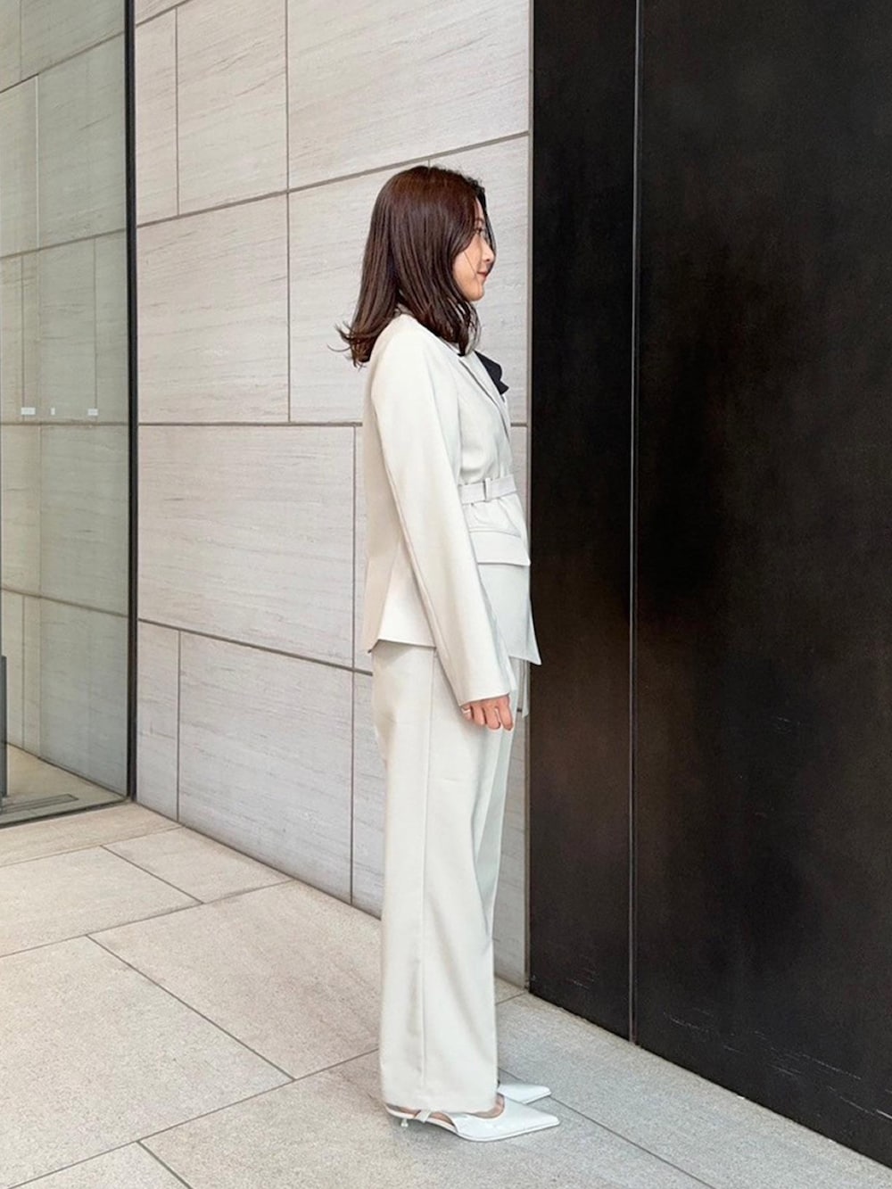 ベージュ系のセットアップ、ベージュ系のスラックスを着用したレディースの春コーディネートの4枚目の写真