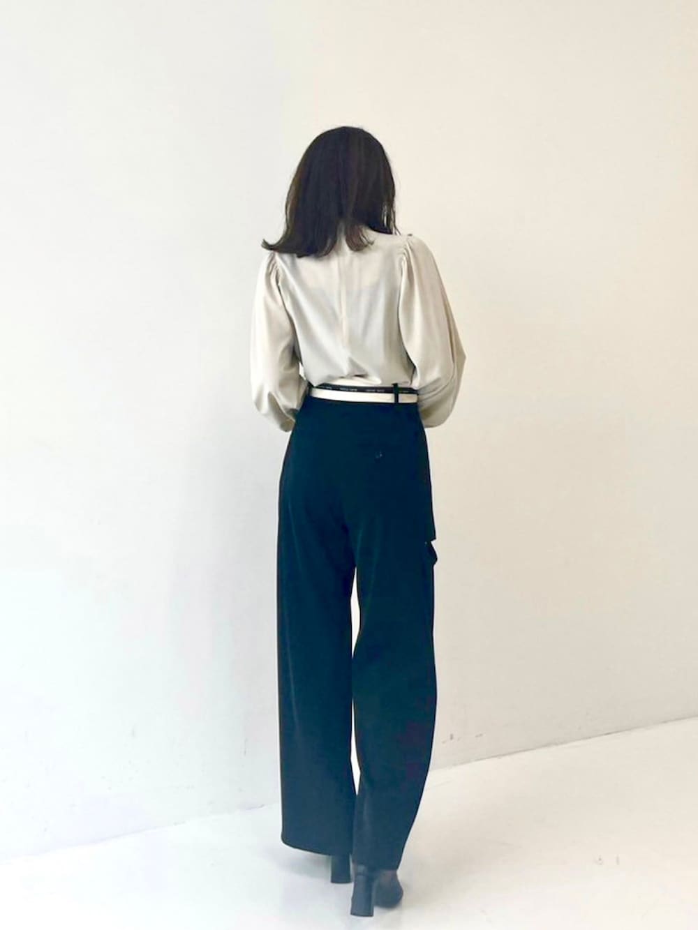 「UNITED TOKYOのフォルムシャーリングブラウス（シャツ/ブラウス、ベージュ系）」を使った、UNITED TOKYO STAFFさん（レディース・158cm）の秋コーディネートの3枚目の写真