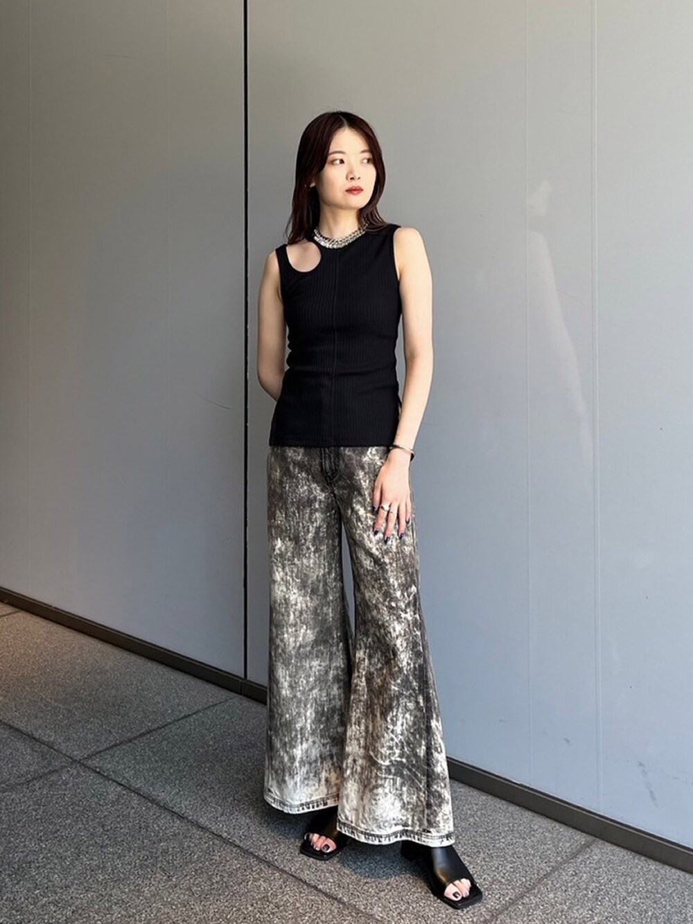 ブラック系のタンクトップ、その他のデニムパンツを着用したレディースの夏コーディネートの2枚目の写真