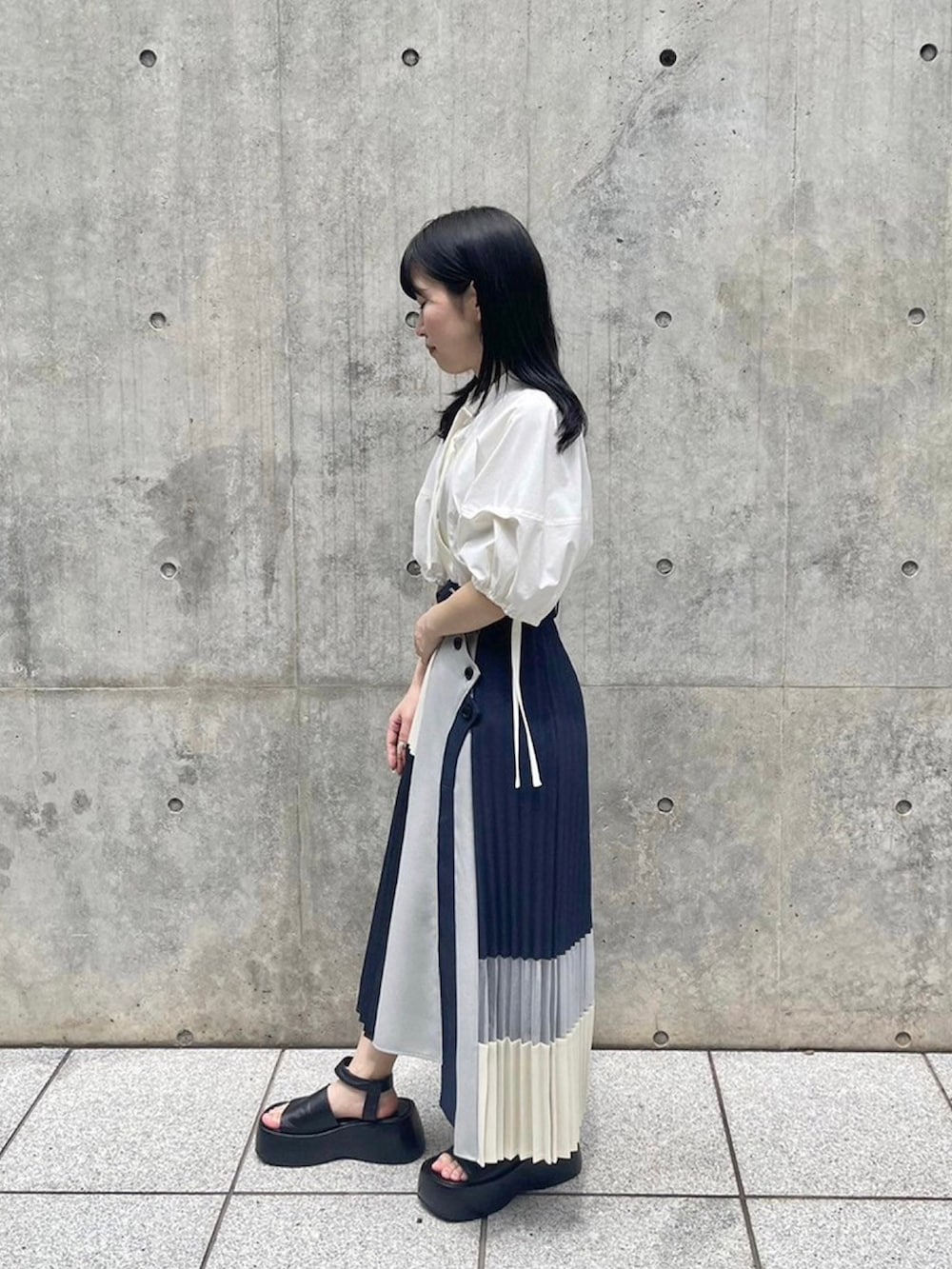 ホワイト系のシャツ/ブラウス、ブルー系のスカートを着用したレディースの春コーディネートの2枚目の写真